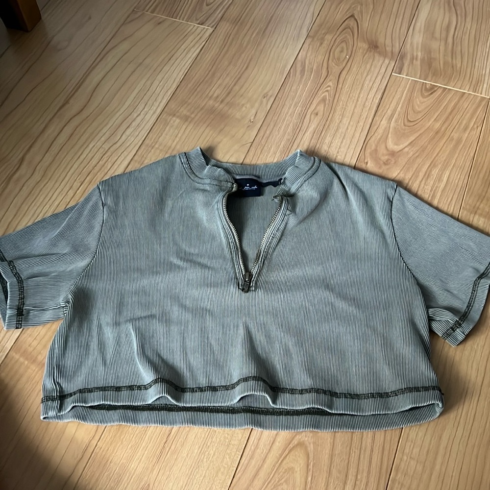 Cropped- zipper urban outfitters top